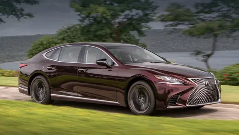 Известный в России седан Lexus получил новую спецверсию. Чем она интересна